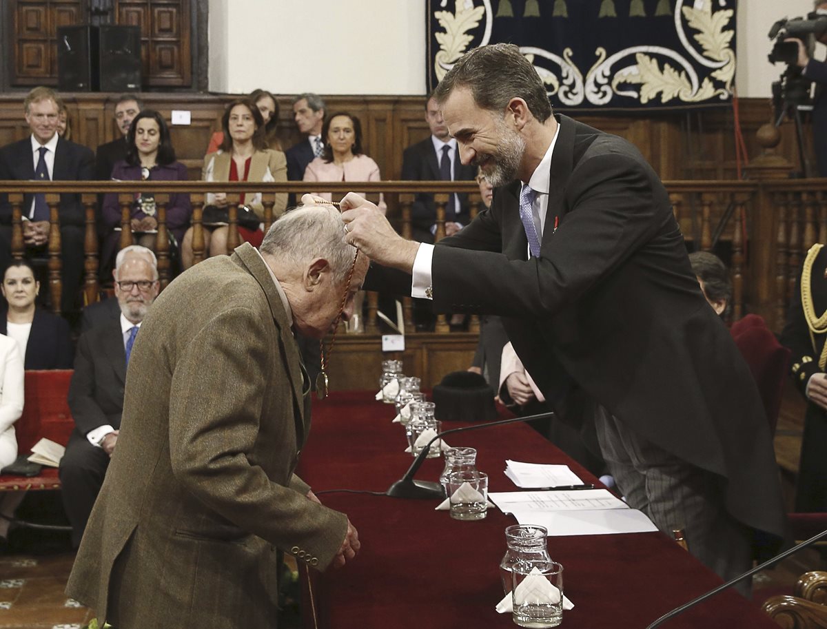 Juan Goytisolo recibe el Premio Cervantes del rey de España Felipe VI en la universidad de Alcalá de Henares, España. (Foto Prensa Libre: AP)
