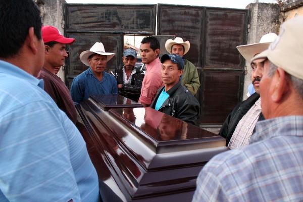 Familiares y amigos  llevan el cuerpo del empresario  a su residencia, en la aldea Carrizal Grande, de la cabecera de Jalapa.