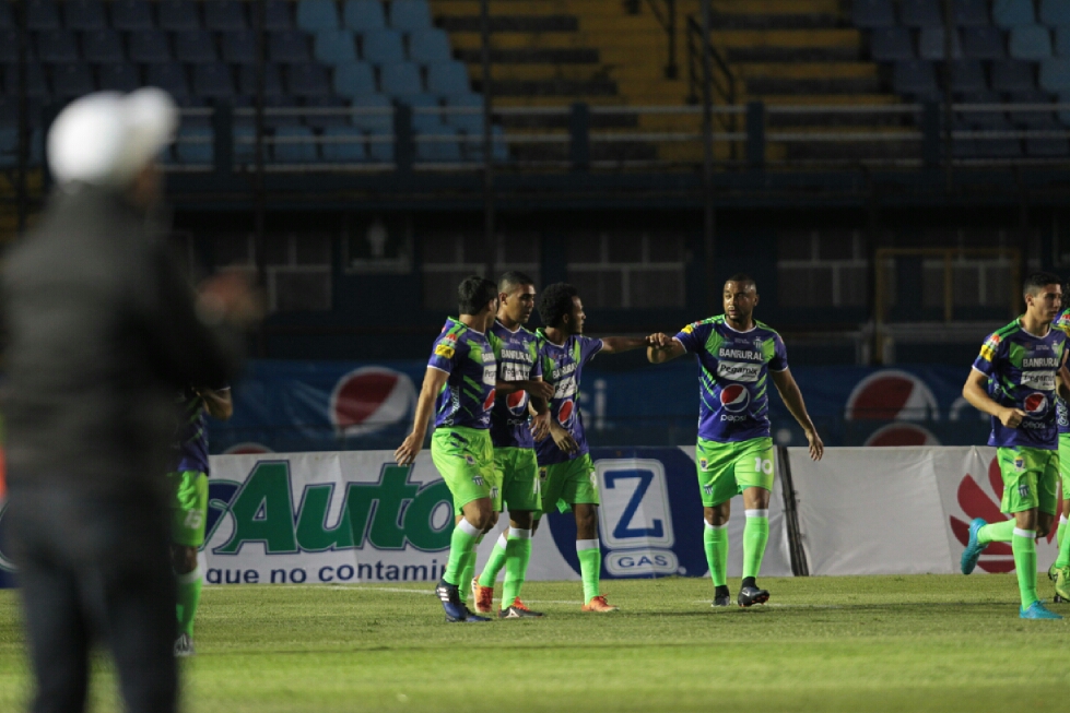 Los jugadores de Antigua GFC festejan después del gol de Enrique Miranda. (Foto Prensa Libre: Norvin Mendoza)