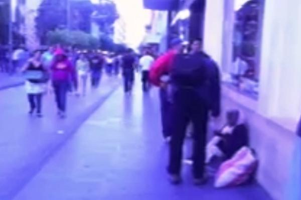 Un joven repartió piezas de pollo a indigentes en el Paseo de la Sexta. (Foto Prensa Libre: Youtube)<br _mce_bogus="1"/>