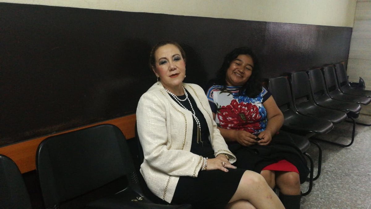Blanca Stalling, magistrada separada de la CSJ, compareció junto con su abogada al Juzgado Décimo Penal. (Foto Prensa Libre: Erick Avila)