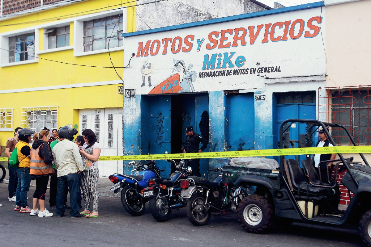 El adolescente de 17 años murió en un taller de motos donde laboraba.( Foto Prensa Libre: Álvaro Interiano)