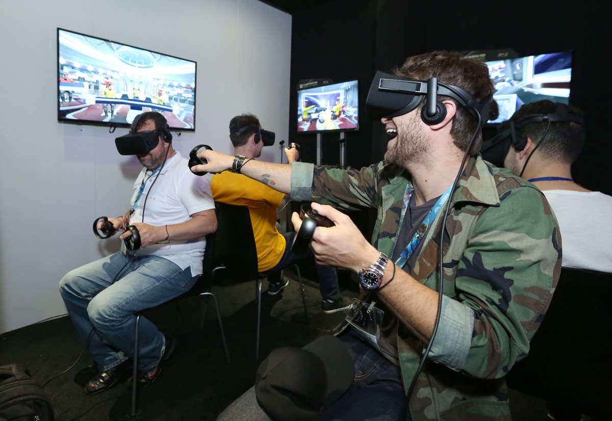 Los dispositivos para disfrutar de la realidad virtual son uno de los atractivos en la feria E3, que concluye este jueves en Los Ángeles. (Foto Prensa Libre: AP).