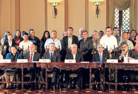 Alcaldes y representantes de la mesa de diálogo anunciaron la decisión sobre salarios mínimos en cuatro municipios del país. (Foto Prensa Libre: Hemeroteca PL)