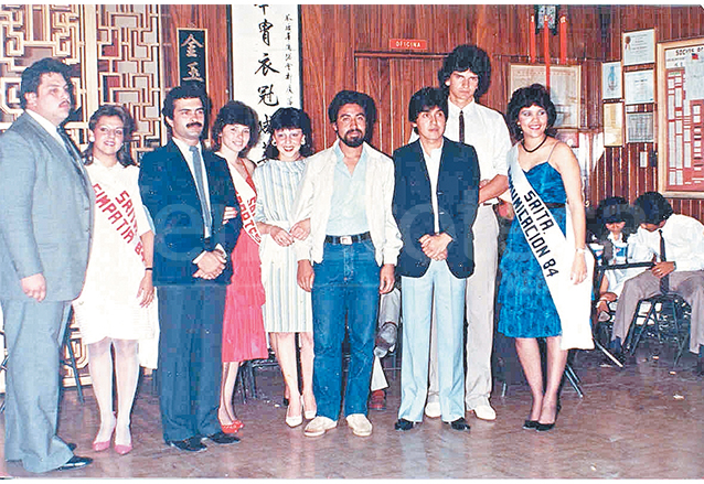 Arjona con un grupo de amigos de la Usac, en 1984. Entre ellos, Lety Mauricio y Norma De Leo?n (ambas con bandas), y el profesor Mario Recinos (de barba). (Foto: Hemeroteca PL)