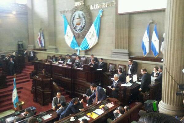 Diputados aprueban moción privilegiada. (Foto Prensa Libre: Alex Rojas)