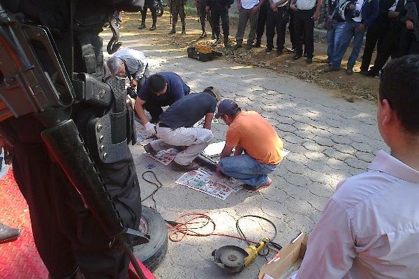 Peritos del MP extraen la heroína de tubos, en la cabecera departamental de Zacapa.