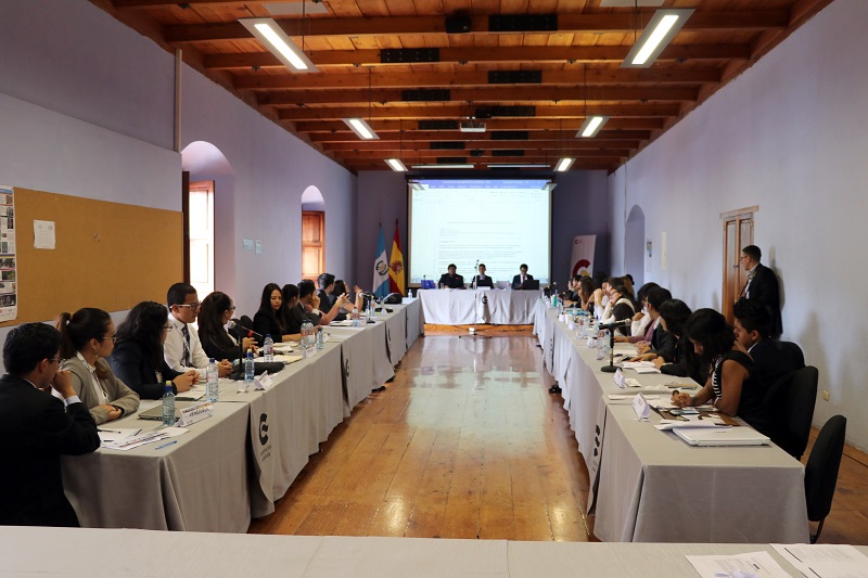 Estudiantes universitarios de cuatro países participan en conferencia del Monulac, en Anytigua Guatemala, Sacatepéquez. (Foto Prensa Libre: Renato Melgar)