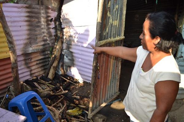 Emérita Aguilar Reyes señala parte de su vivienda que fue dañada por el fuego, en Sanarate. (Foto Prensa Libre: Hugo Oliva)