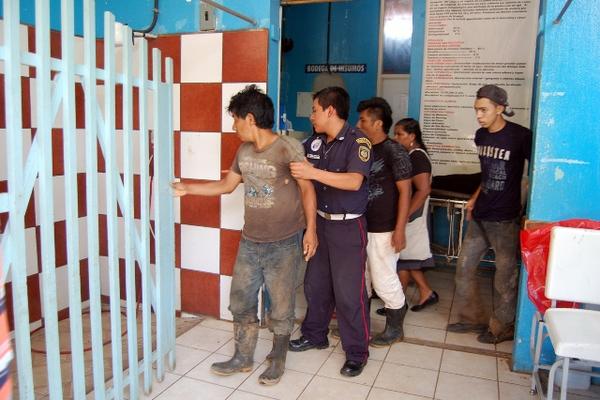 Victimas ingresan en el hospital regional de Coatepeque, Quetzaltenango. (Foto Prensa Libre: Alexánder Coyoy)<br _mce_bogus="1"/>