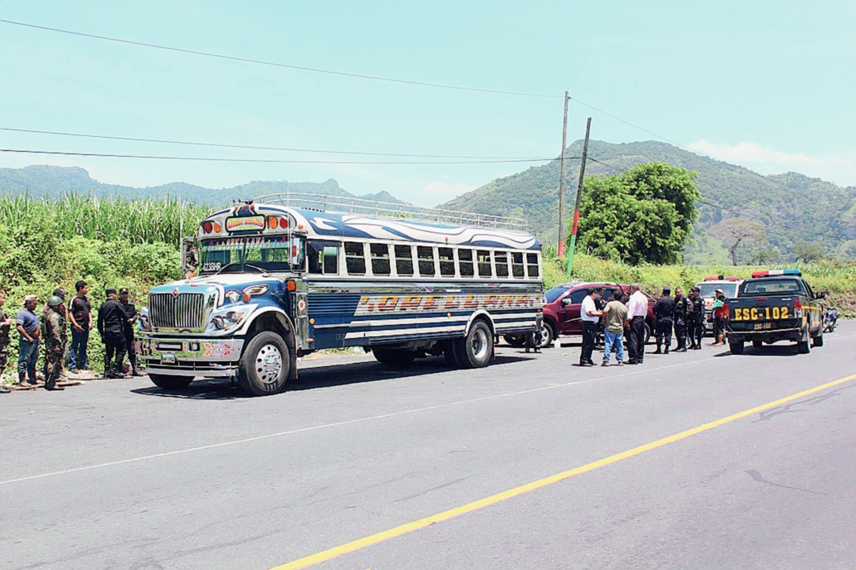 Autoridades inspeccionan  el autobús en el que ocurrió el asalto, en Escuintla.  (Foto Prensa Libre: Melvin Sandoval)