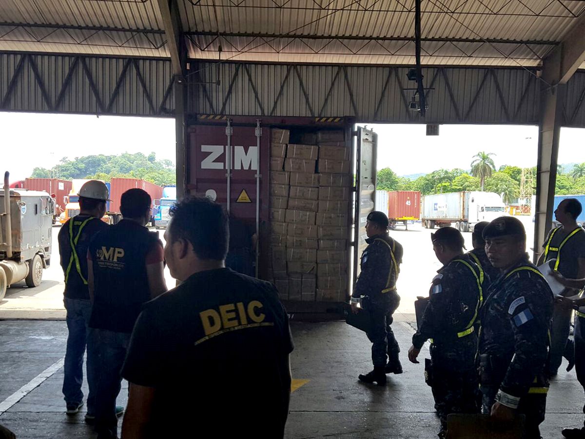 Autoridades efectúan revisión de un contenedor en el Puerto Santo Tomás de Castilla, Puerto Barrios, Izabal. (Foto Prensa Libre: Dony Stewart)