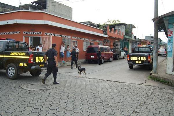 Autoridades inspeccionan el lugar donde fue baleada Valeriana Faustina Barrios, en Coatepeque. (Foto Prensa Libre: Alexander Coyoy)