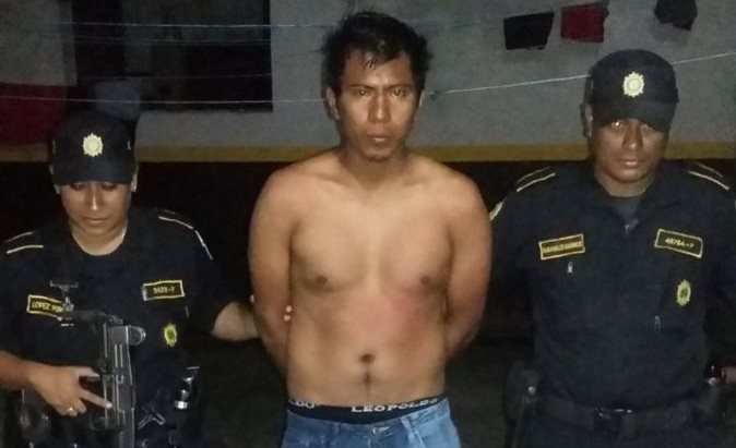 Luis Alberto Acabal Sacalxot es capturado por agentes de la PNC en San Felipa. (Foto Prensa Libre: Rolando Miranda)