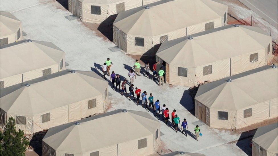 El campamento de tiendas de campaña de Tornillo, en Texas, alberga a cientos de niños separados de sus padres indocumentados. (Foto Prensa Libre: BBC Mundo).