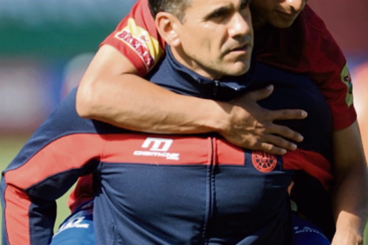 Renato sale en hombros del preparador físico Ezequiel Barril.