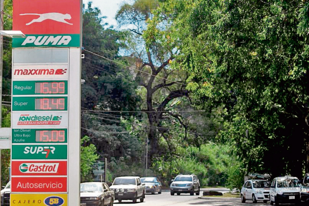 Los combustibles mostraron descensos de algunos centavos en expendios capitalinos. (Foto Prensa Libre: Hemeroteca PL)
