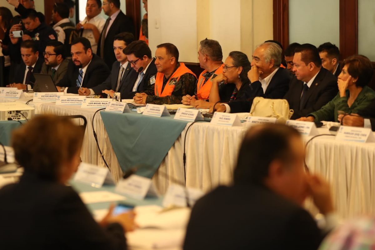 Funcionarios del Ejecutivo acudieron a la sesión de jefes de bloques para solicitar que se ratifique el Estado de Calamidad Pública por la erupción del Volcán de Fuego. (Foto Prensa Libre: Esbin García).