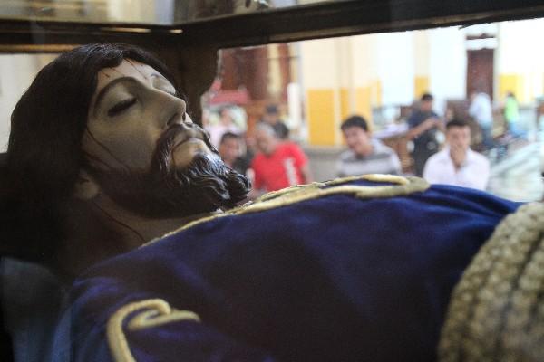 El encarnado de la  imagen del sepultado  es   blanquecino después de la restauración.