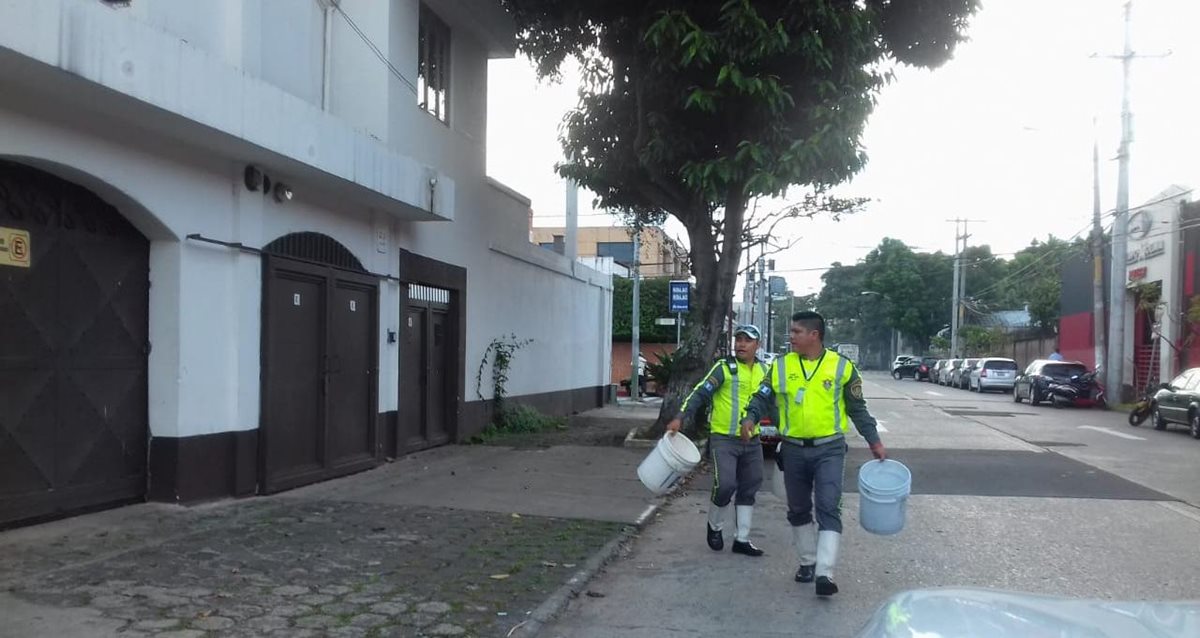 Agentes de la PMT retiran obstáculos colocados por cuidadores de carros en varios sectores de la capital. (Foto Prensa Libre: Cortesía PMT)