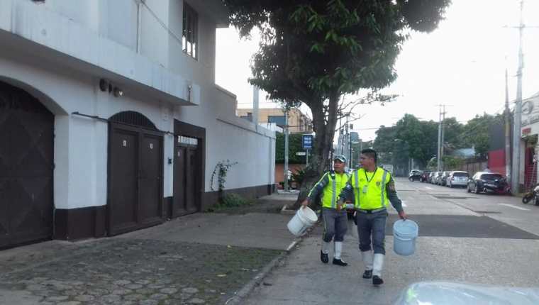 Agentes de la PMT retiran obstáculos colocados por cuidadores de carros en varios sectores de la capital. (Foto Prensa Libre: Cortesía PMT)