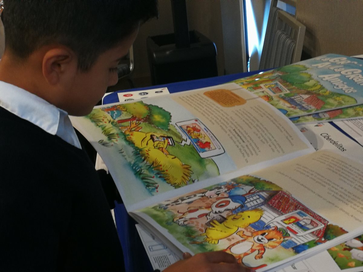 Fundación Tigo desarrolló material didáctico para que docentes enseñen en las aulas el uso responsable de las redes sociales. (Foto Prensa Libre: Ana Lucía Ola)