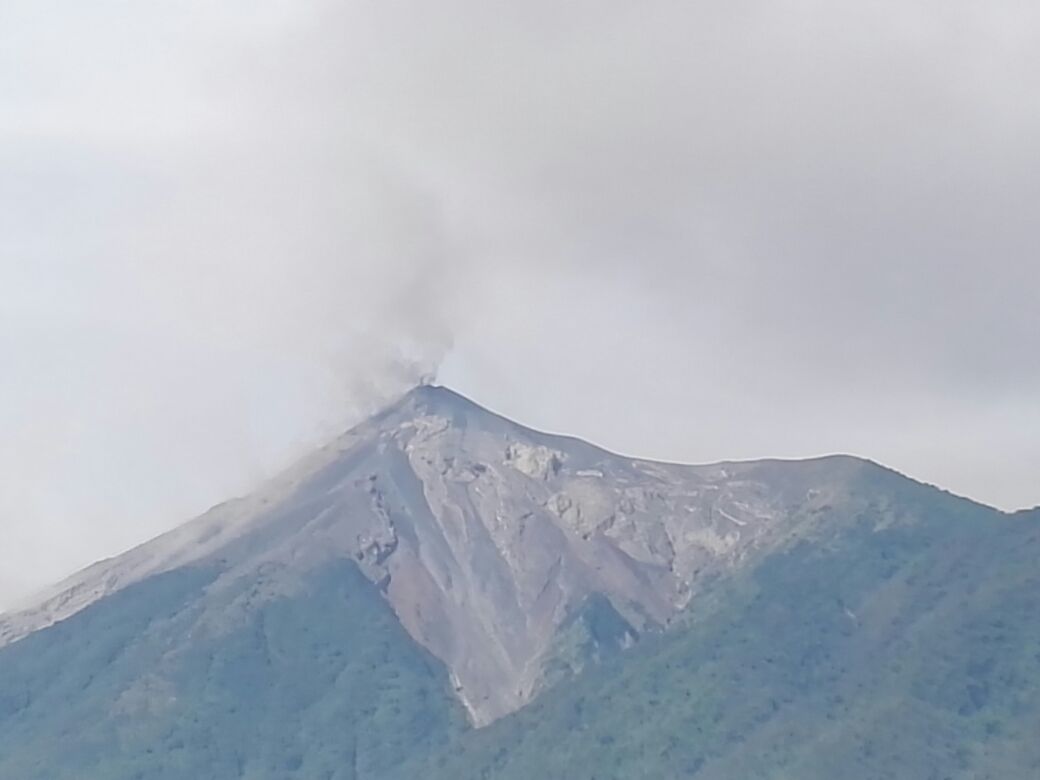 Volcán de Fuego registra constantes explosiones. (Foto Prensa Libre: Conred).