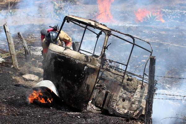 Sujetos incendiaron un mototaxi el sábado de 1 marzo entre Jalapa y Monjas. (Foto Prensa Libre: Hugo Oliva)