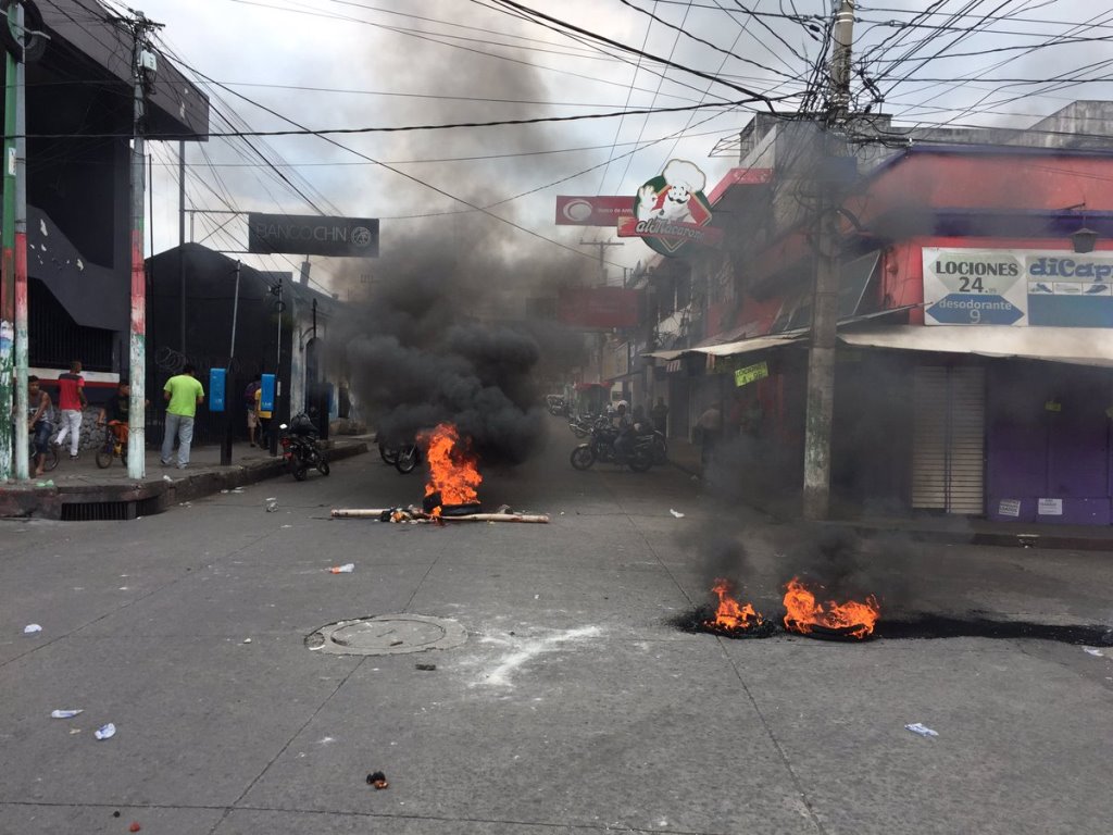 Manifestantes queman llantas para exigir ser reinstalados en el mismo lugar, en Escuintla. (Foto Prensa Libre: Enrique Paredes).