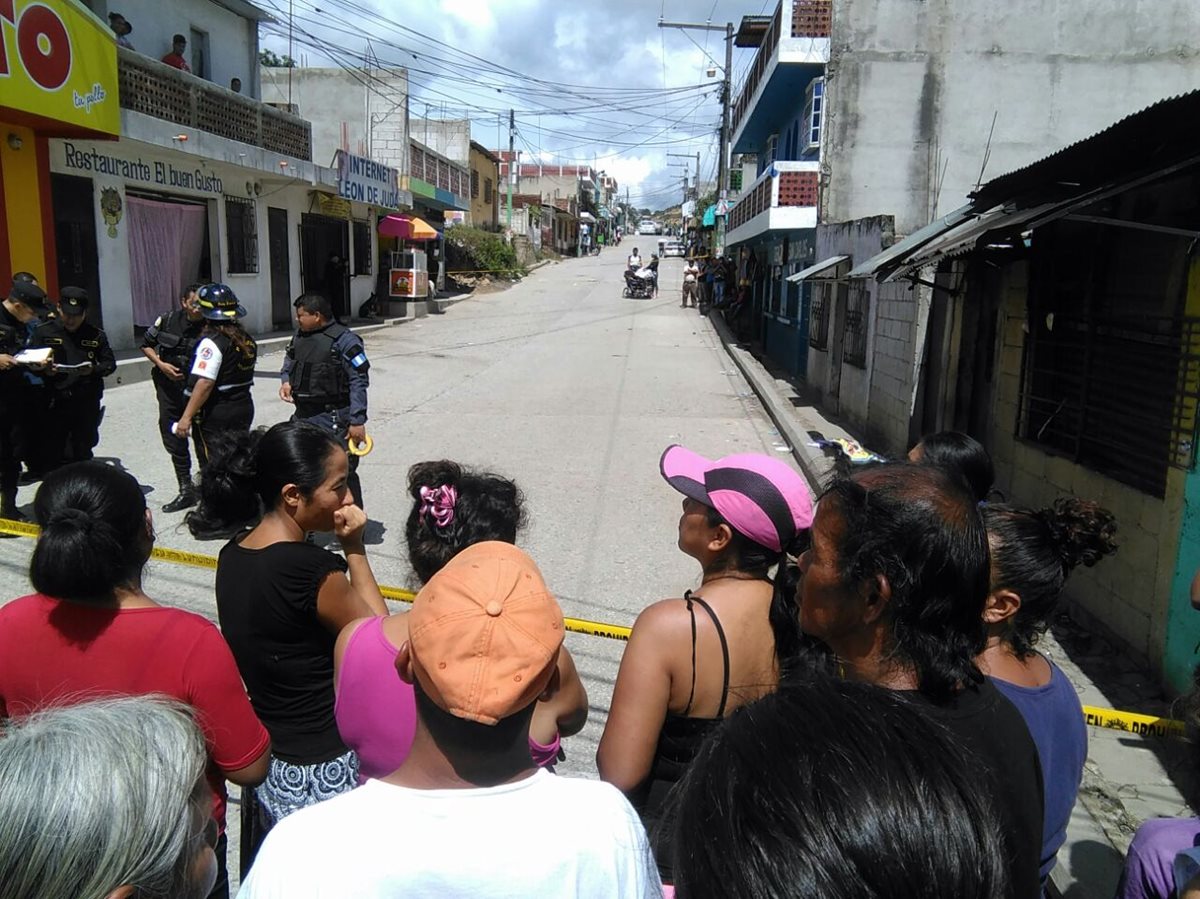 Vecinos se acercan al lugar donde murió Jorge Matías Arenales, en San Pedro Ayampuc. (Foto Prensa Libre: Estuardo Paredes)