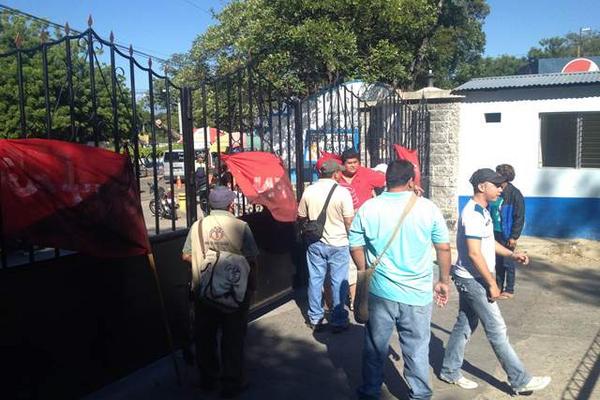 Un grupo de empleados del Área de Salud protesta en la entrada del Hospital Regional de Zacapa. (Foto Prensa Libre: Víctor Gómez) <br _mce_bogus="1"/>