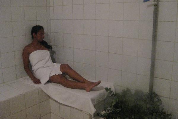 las hierbas medicinales empleadas en el baño húmedo o ruso  despejan las vías respiratorias.