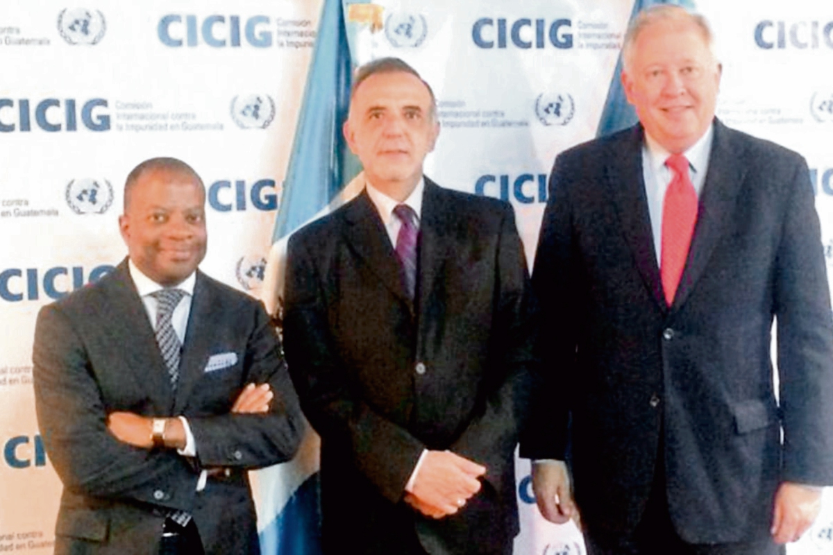 El embajador Todd Robinson; el jefe de la Cicig, Iván Velásquez, y el consejero del Departamento de Estado, Thomas Shannon.