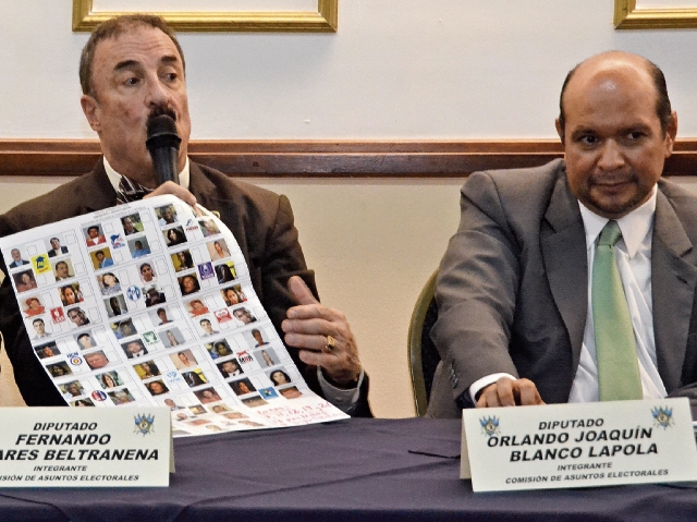 El diputado Fernando Linares Beltranena, del Partido de Avanzada Nacional, mostró un modelo de cómo se vería una papeleta de cuatro candidatos por partido si estuvieran inscritas 17 organizaciones políticas.