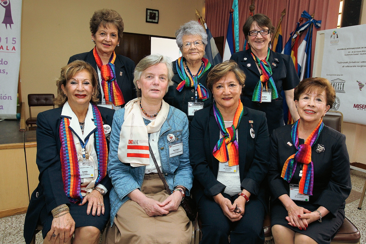 Laurance de La Brosse (segunda por la izquierda), presidenta internacional de la Asociación Internacional de Caridades (AIC), junto a directivas del Consejo AIC Guatemala: Lottie de Pivaral, Yolanda Sett, presidenta nacional de AIC; y Olga Chan de Aguilar. De pie; Miriam de Cordón, Ruth Chenal de García y Josefina de Palmieri. Foto: Edwin Castro