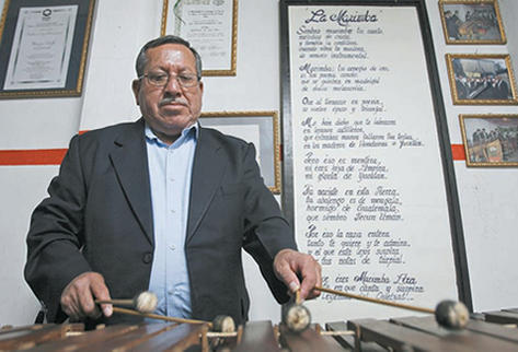 El maestro guatemalteco Guillermo de León Ruiz es el autor de la pieza Las chancletas de Nayo Capero. (Foto Prensa Libre: Esbin García)