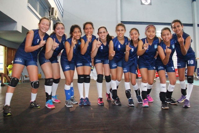 Las deportistas nacionales festejaron el dominio sobre sus rivales. (Foto Prensa Libre: Cortesía DIGEF)