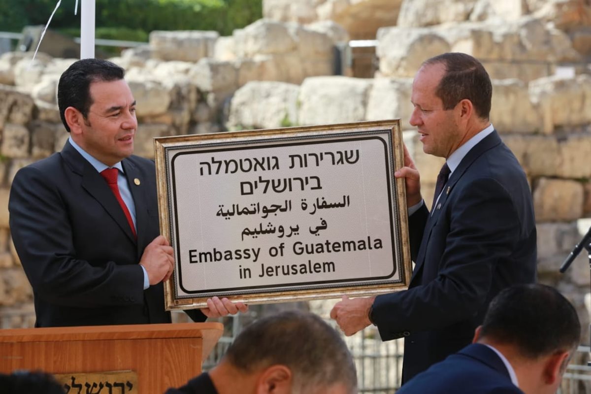 El alcalde de Israel entregó al presidente Jimmy Morales, una placa para la embajada de Guatemala. (Foto Prensa Libre: Cancillería de Israel)