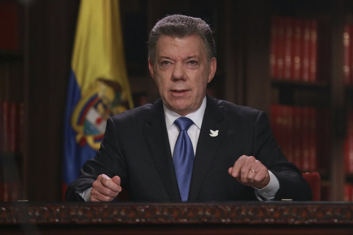 El presidente de Colombia, Juan Manuel Santos, durante el anuncio transmitivo por televisión. (Foto Prensa Libre: AFP)