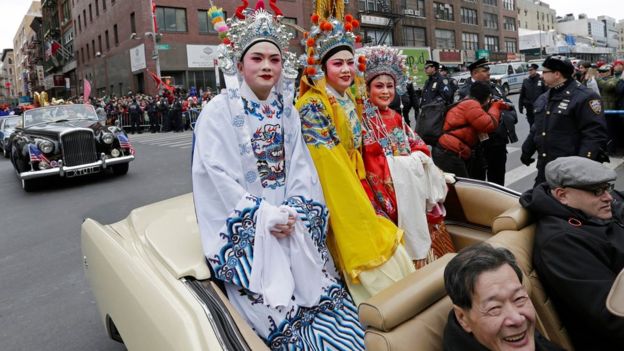 En pleno siglo XXI, los festejos que atraen a estadounidenses de diferentes orígenes y a turistas se celebran en la emblemática Chinatown. EPA