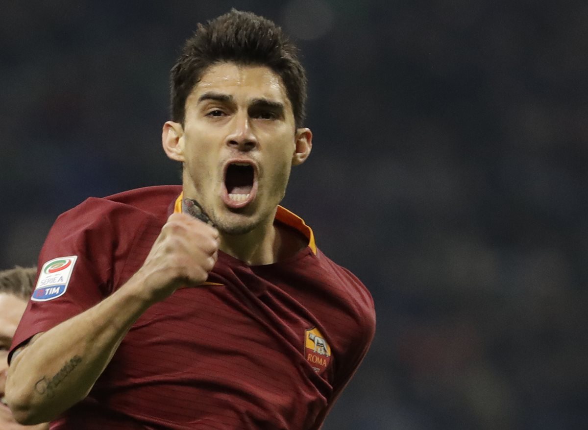 Diego Perotti festeja después de anotarle al Inter de Milán. (Foto Prensa Libre: AP)
