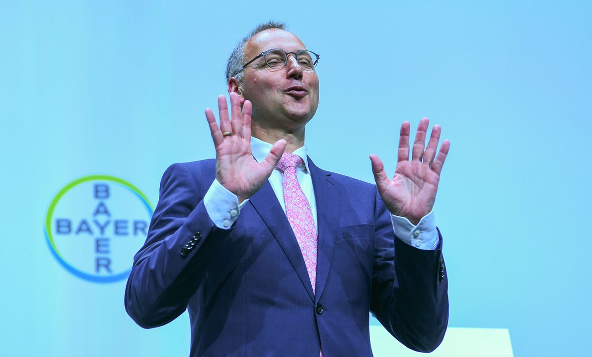 Werner Baumann, presidente del gigante farmacéutico y químico alemán Bayer, hace gestos durante la reunión general anual de la compañía en Bonn, Alemania occidental. (Foto Prensa Libre: AFP)