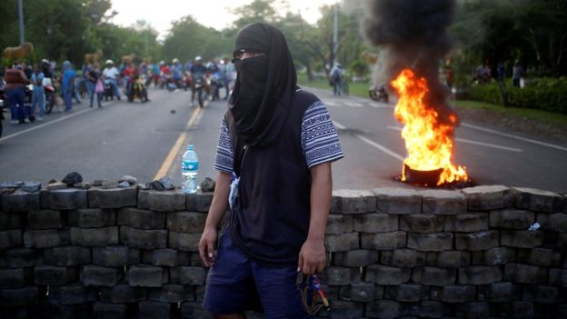 Los bloqueos de calles y carreteras han caracterizado las protestas en Nicaragua. FOTO: REUTERS