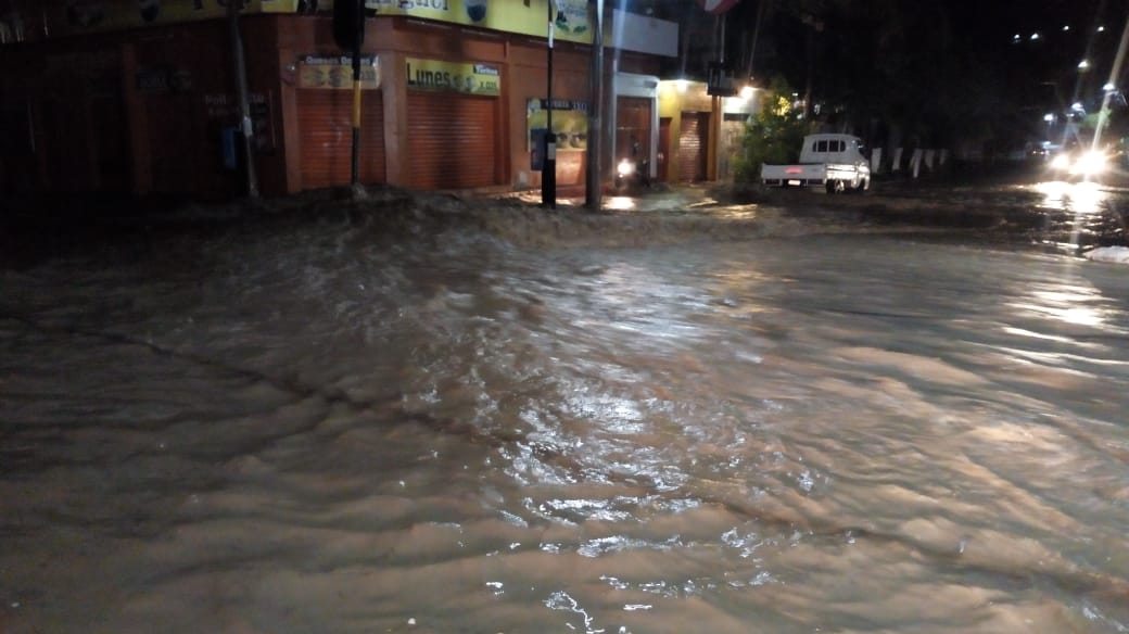 Las calles del centro de Guastatoya, El Progreso, fueron inundadas la noche del sábado último, debido al colapso del sistema de drenajes. (Foto Prensa Libre: Cortesía Conred)
