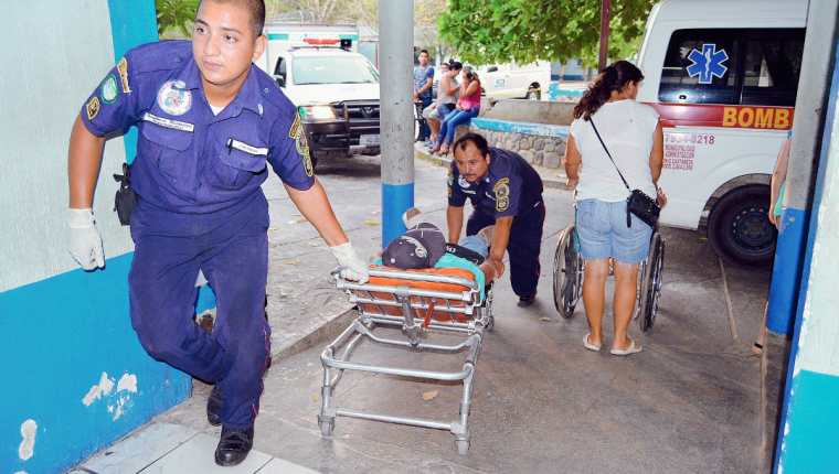 Bomberos Voluntarios  trasladan a uno de los heridos en el accidente de motocicleta con autobús en Río Hondo.  (Foto Prensa Libre: Víctor Gómez)