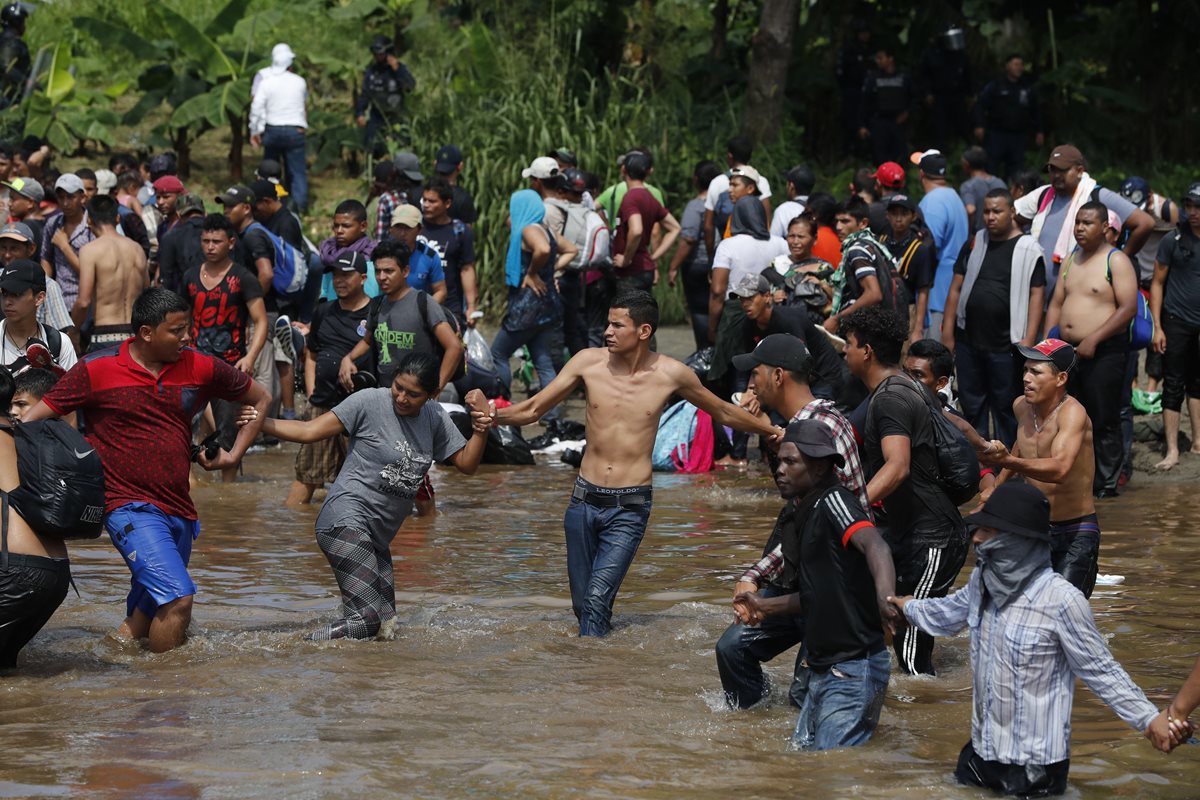 Indocumentados cruzan el río Suchiate, frontera entre México y Guatemala. (Foto Prensa Libre: EFE)