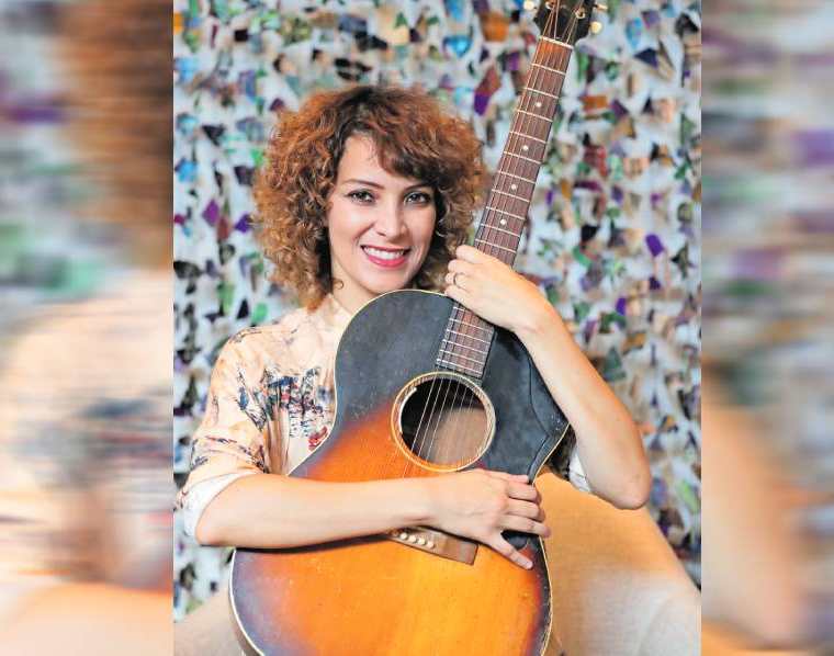 La guitarra es uno de los instrumentos preferidos de Gaby Moreno. (Foto Prensa Libre: Keneth Cruz)