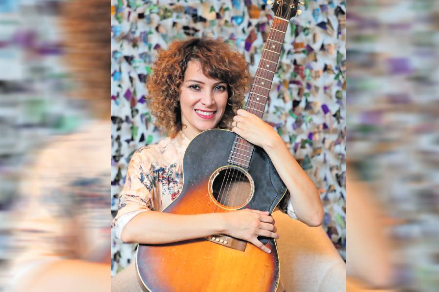 La guitarra es uno de los instrumentos preferidos de Gaby Moreno. (Foto Prensa Libre: Keneth Cruz)