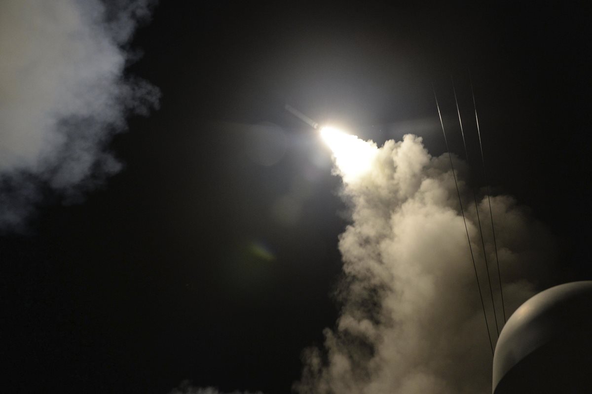 Estados Unidos lanzó más de 50 misiles en contra de una base aérea de Siria, con el fin de evitar más acciones violentas en contra de población civil, como el ataque químico efectuado el pasado 3 de abril. (Foto Prensa Libre: EFE)