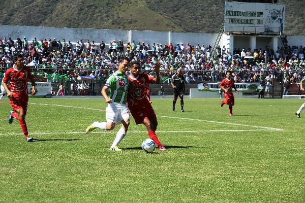El juego fue muy parejo y se vio reflejado en el marcador. (Foto Prensa Libre: Miguel López)